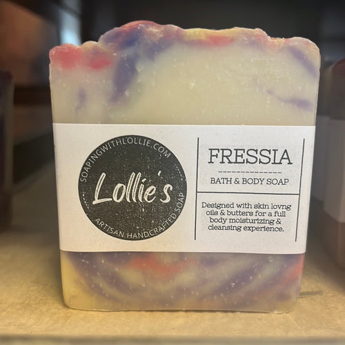 A gentle breeze of freesia flowers.  Our signature soap recipe of 7 skin loving oils and butters - olive, coconut, palm, sweet almond and castor oils plus shea and c